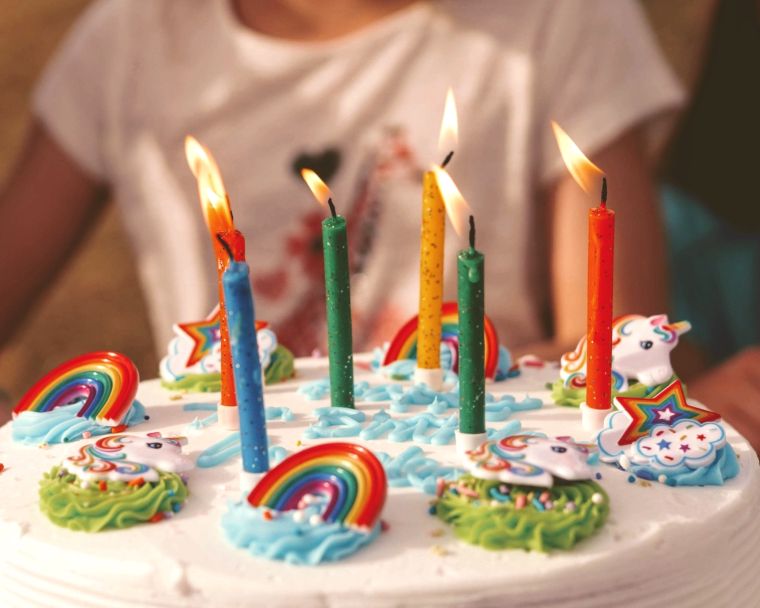 gâteau d'anniversaire enfant avec l'arc-en-ciel 