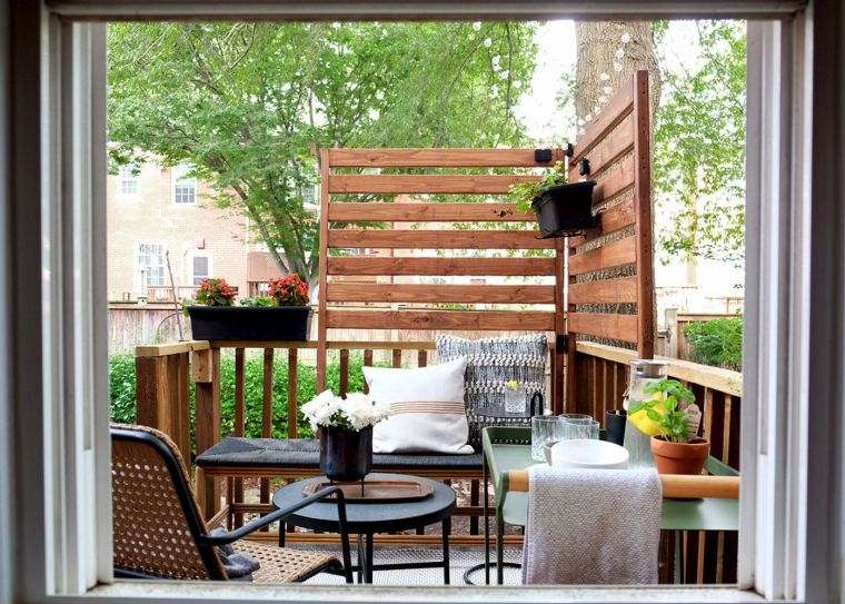 petit balcon avec meubles en bois 