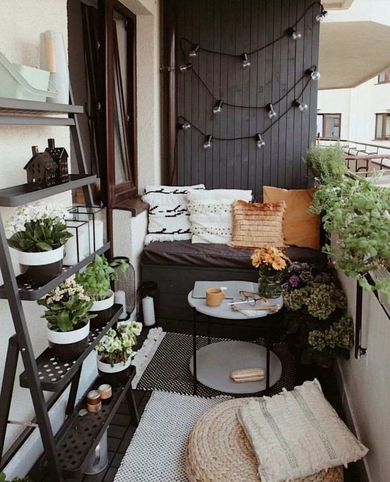 petit balcon moderne avec échelle pour les plantes