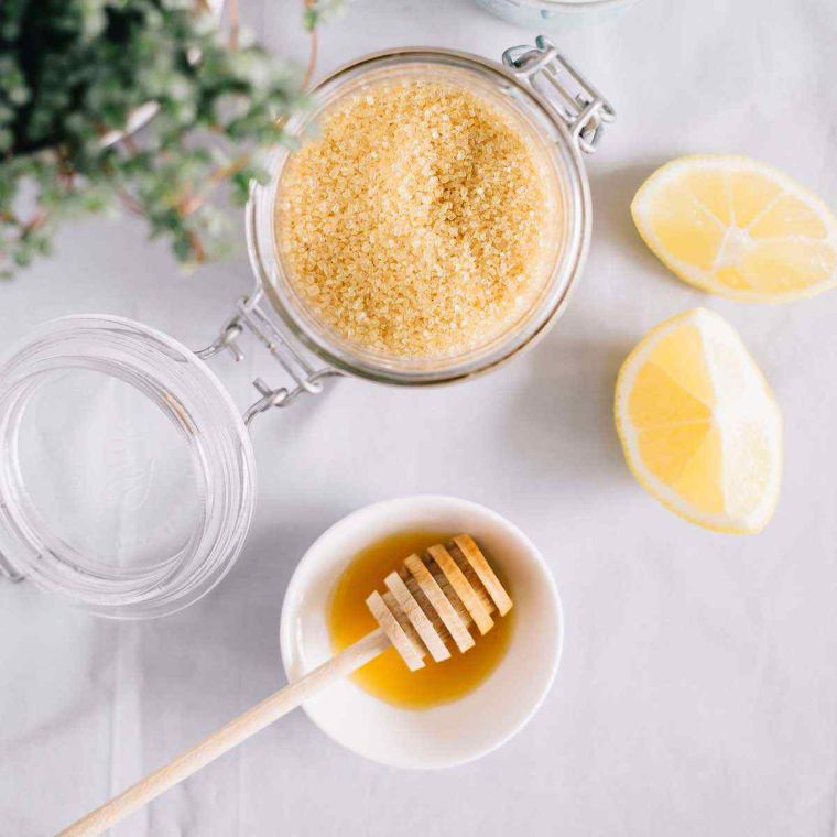 scrub visage naturel au miel, citron et lavande