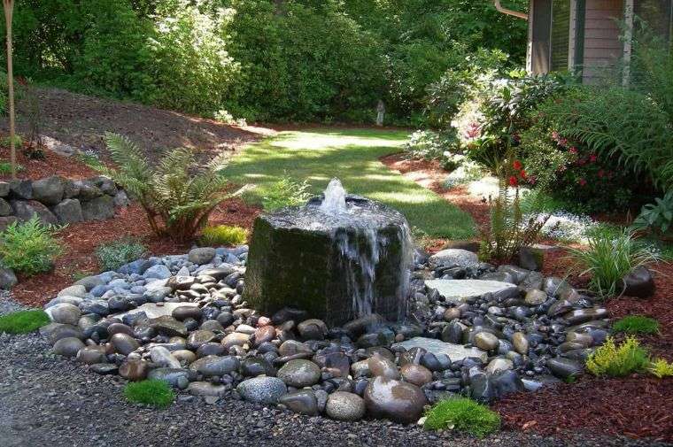 déco de fontaine dans un jardin moderne 