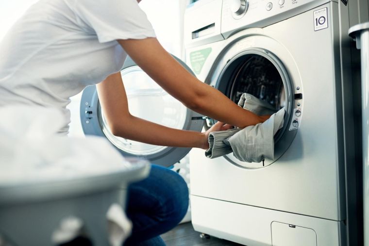 mauvaises odeurs maison dans la machine à laver