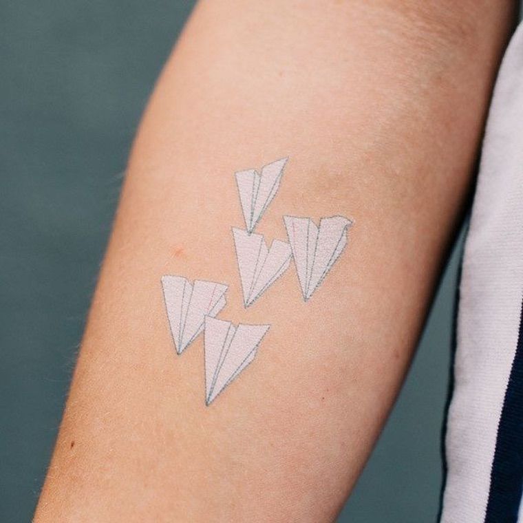 tatouage origami avion