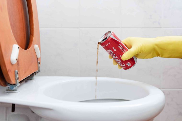 comment nettoyer le fond des toilettes avec du coca-cola 