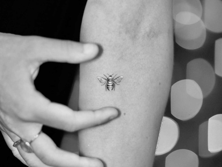petit tatouage abeille