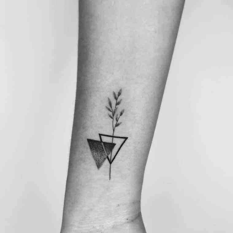 idée tatouage géométrique triangle