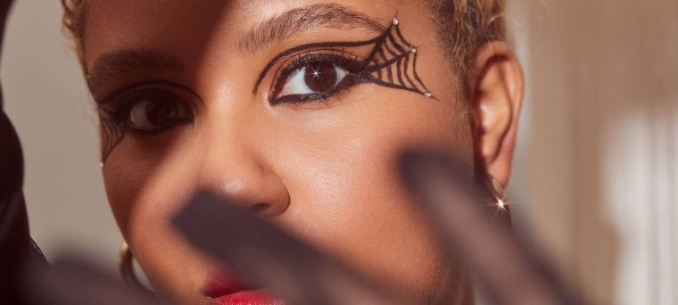 maquillage Halloween avec toile d'araignée et des strasses 