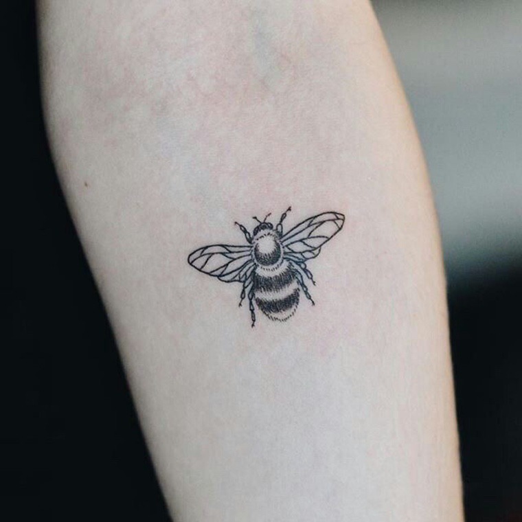 idée tatouage à la mode tendance abeille