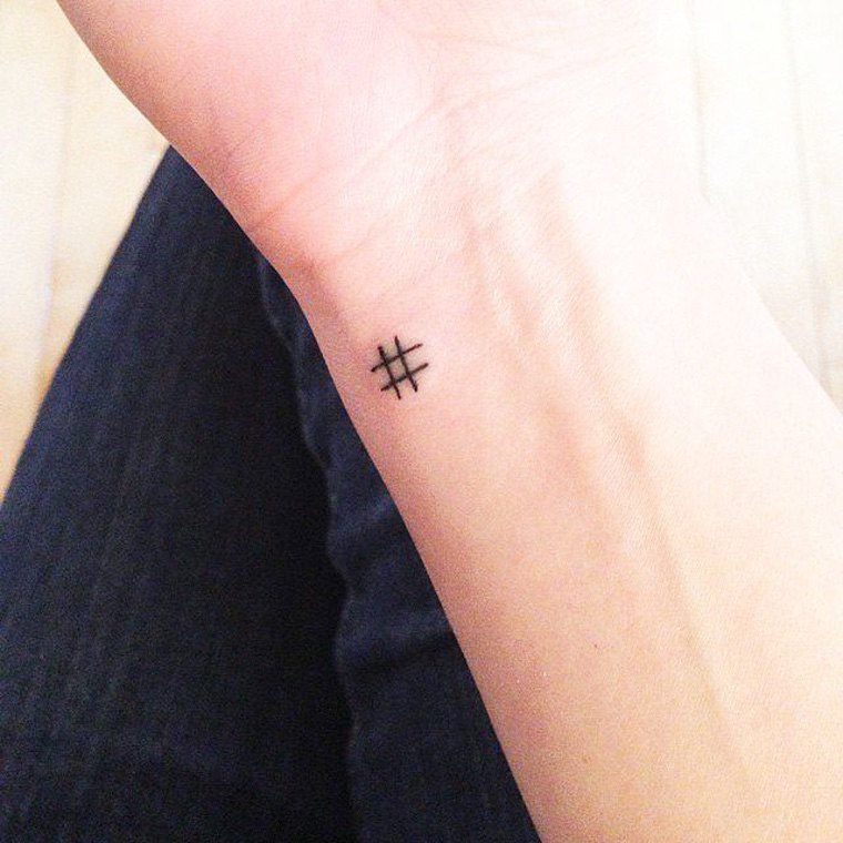 tatouage à la mode hashtag
