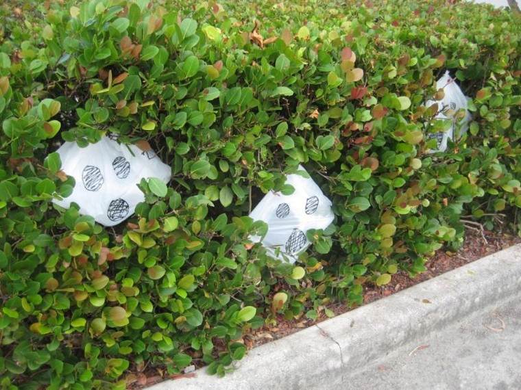 sac recyclé fantômes arbuste