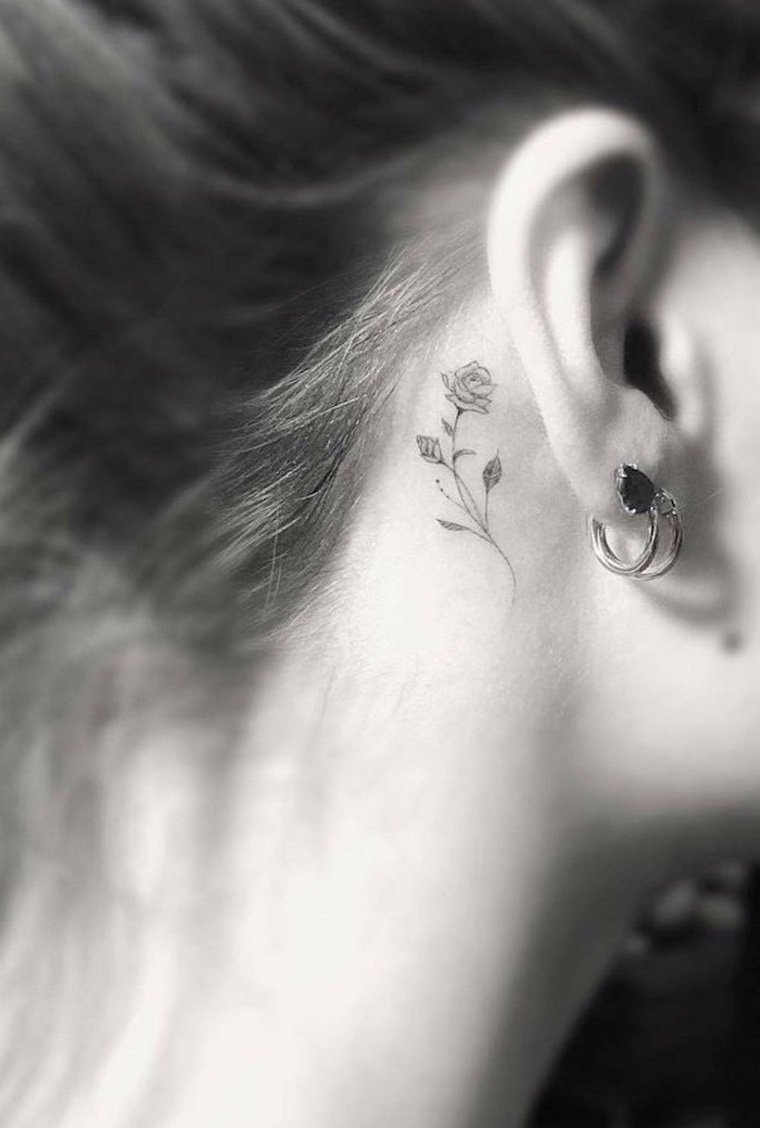 tatouage derrière l'oreille