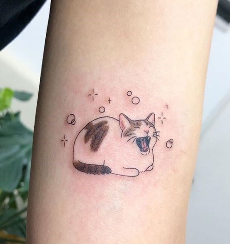 tatouage mignon de chat dodu