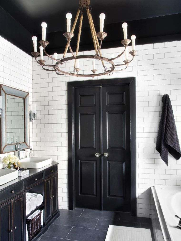 salle de bain design 2022 en noir et blanc 
