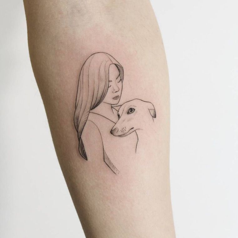 femme et chien tatouage idée