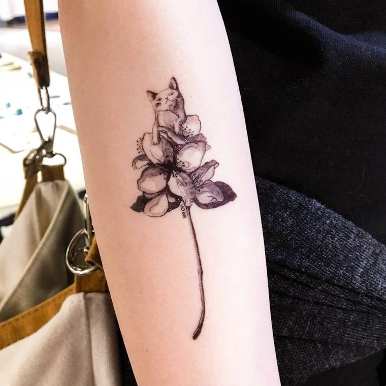 fleur et chat en tatouage