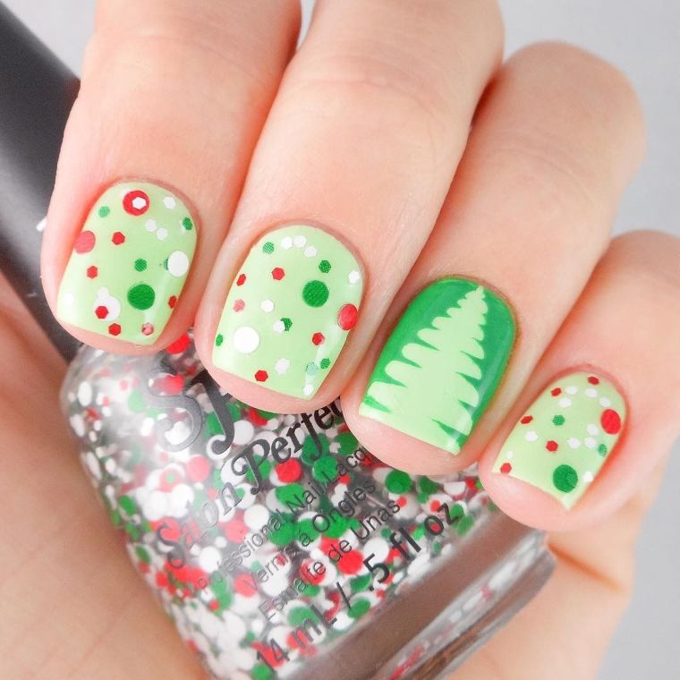 idées ongles Noël avec petits arbres 