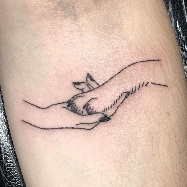 patte de chien et main tatouage