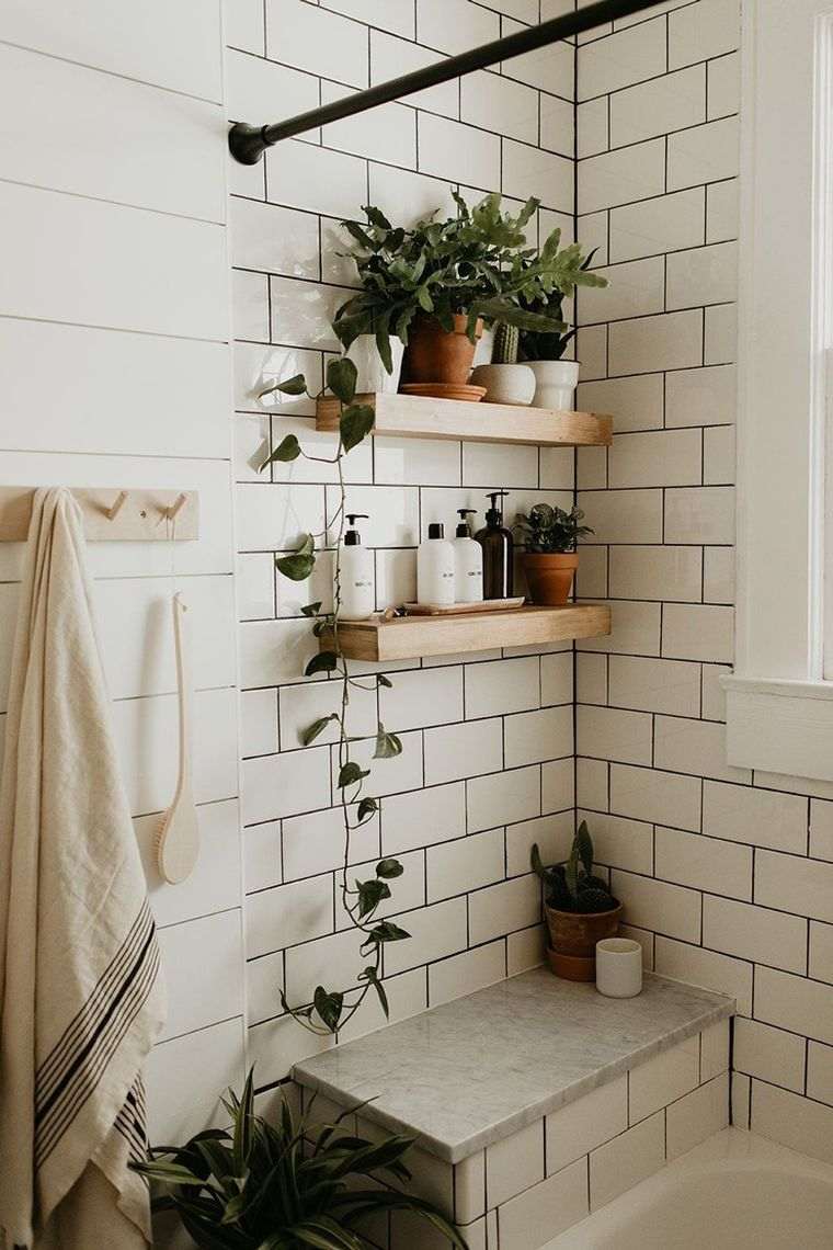 étagères de salle de bain en bois avec des plantes vertes 
