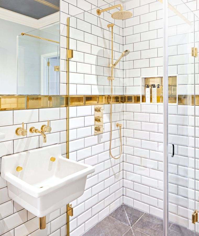 déco de salle de bain en blanc avec des accent en or 