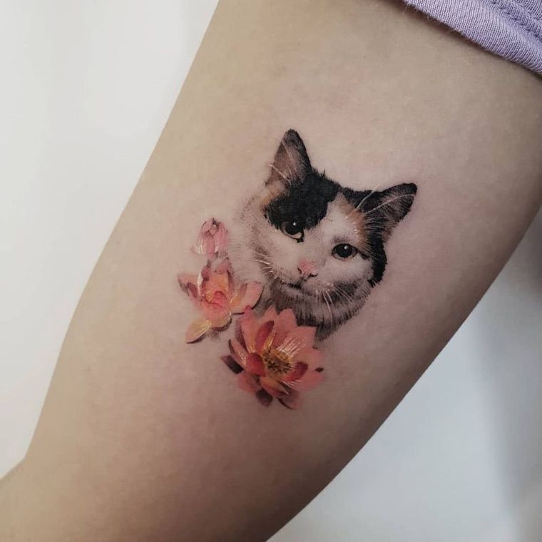 tête de chat et fleurs en tatouage