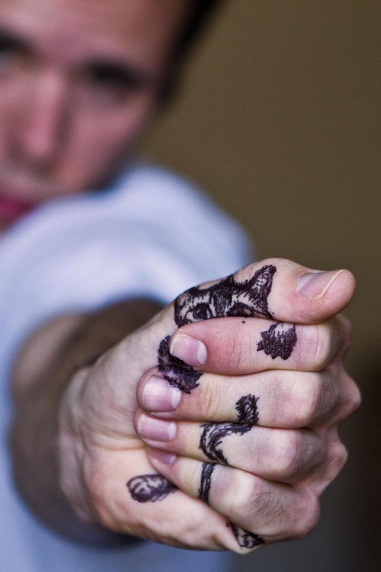 tatouage super original de chat main doigts
