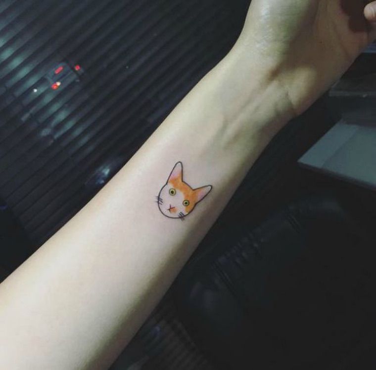 petit tatouage de tête de chat poignet