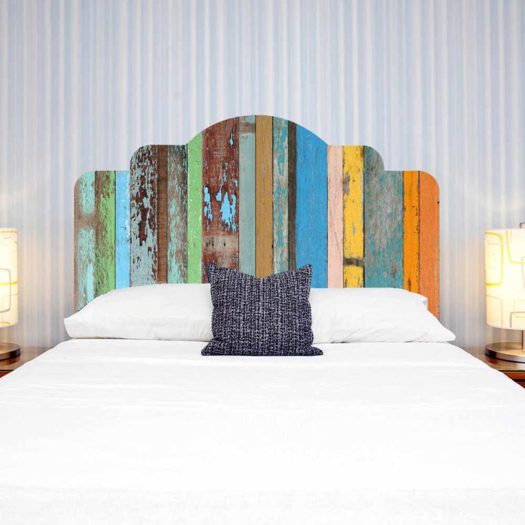 tête de lit colorée en bois