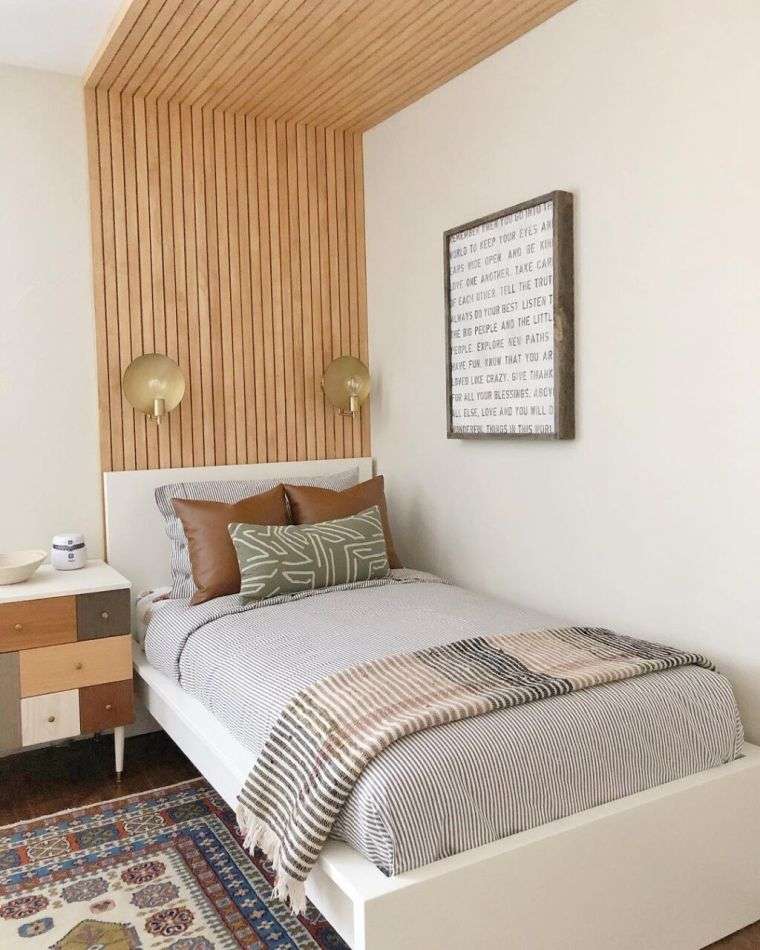 tête de lit sur le mur de la chambre 