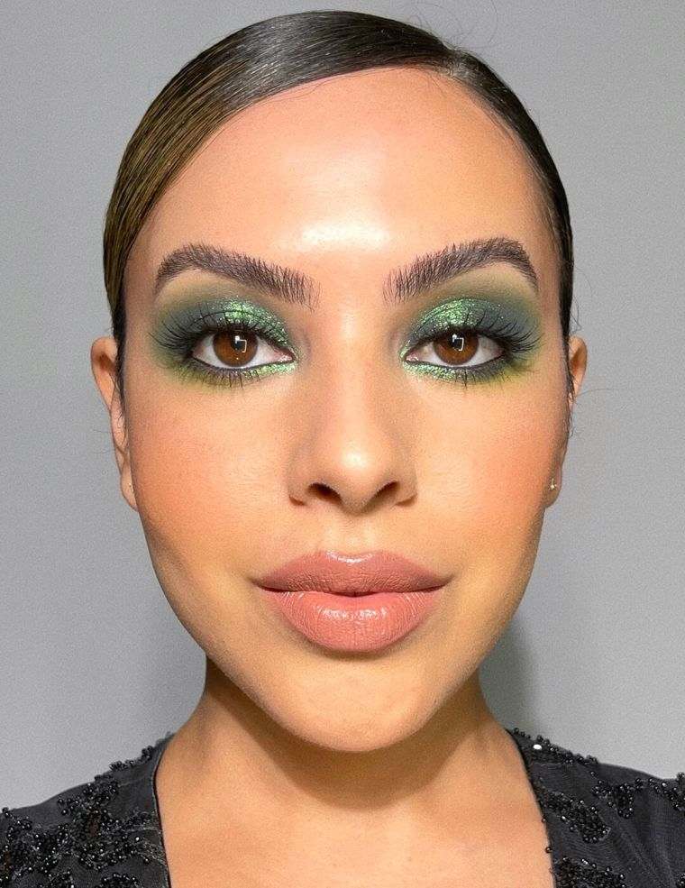 maquillage avec fard à paupières vert avec paillettes
