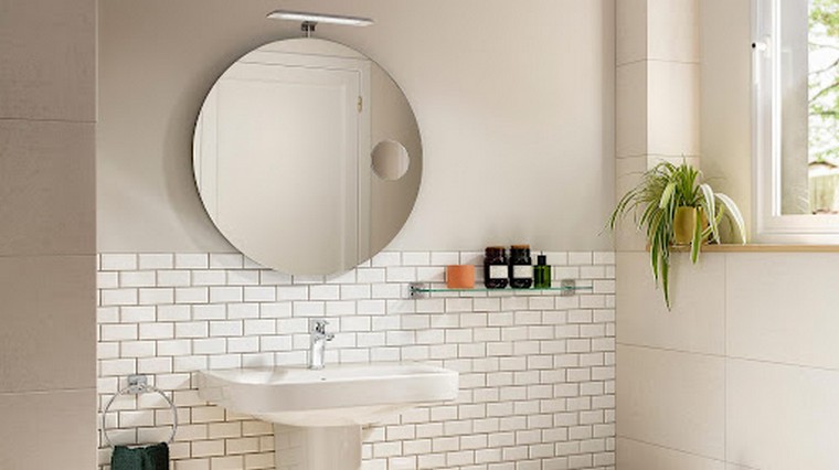 murs beiges salle bain miroir rond