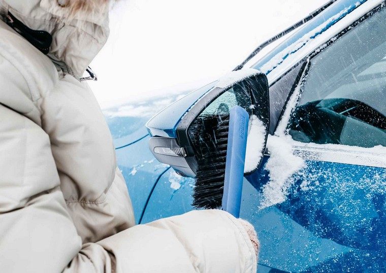 nettoyer voiture sous la neige entièrement