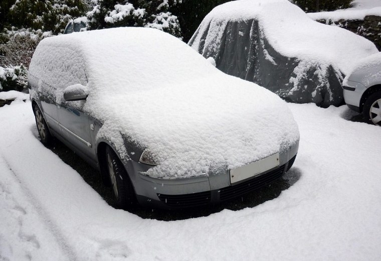 voiture sous la neige nettoyer