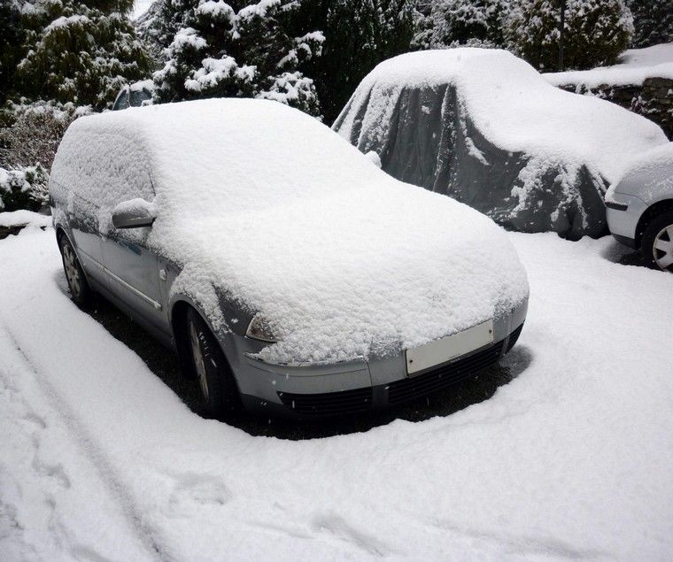 voiture sous la neige nettoyer