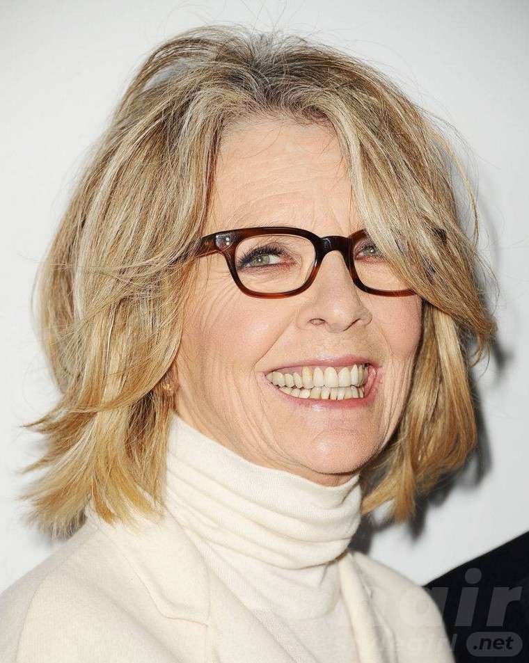 coiffure femme 50 ans ou plus avec lunettes agitée au cou