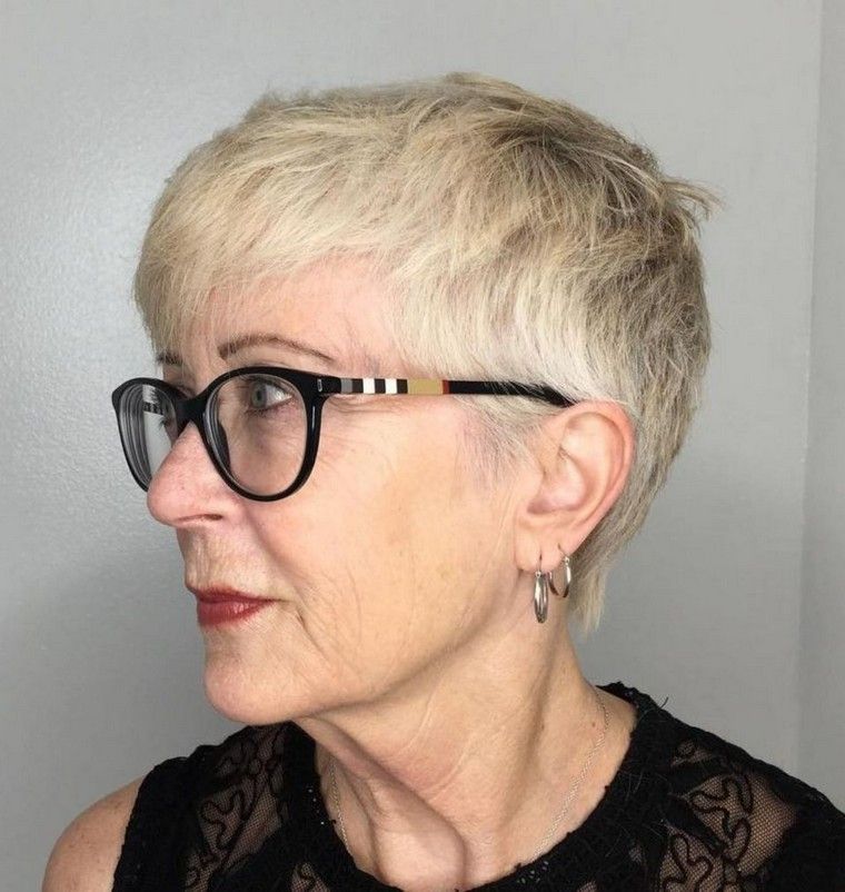 coiffure femme 50 ans ou plus avec lunettes très courte