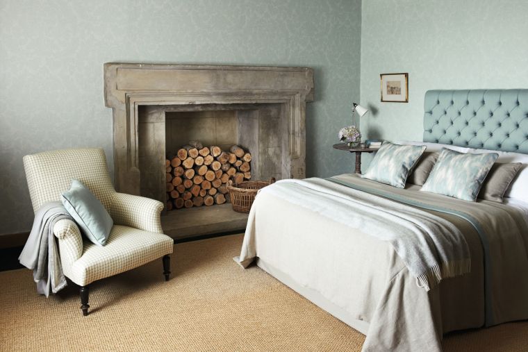 chambre cozy avec fausse cheminée bois