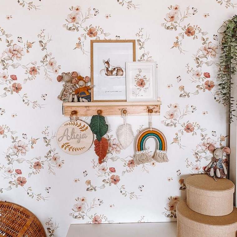 chambre fillette papier peint fleuri vintage