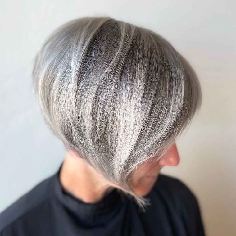 cheveux blancs femme 60 ans avec balayage 