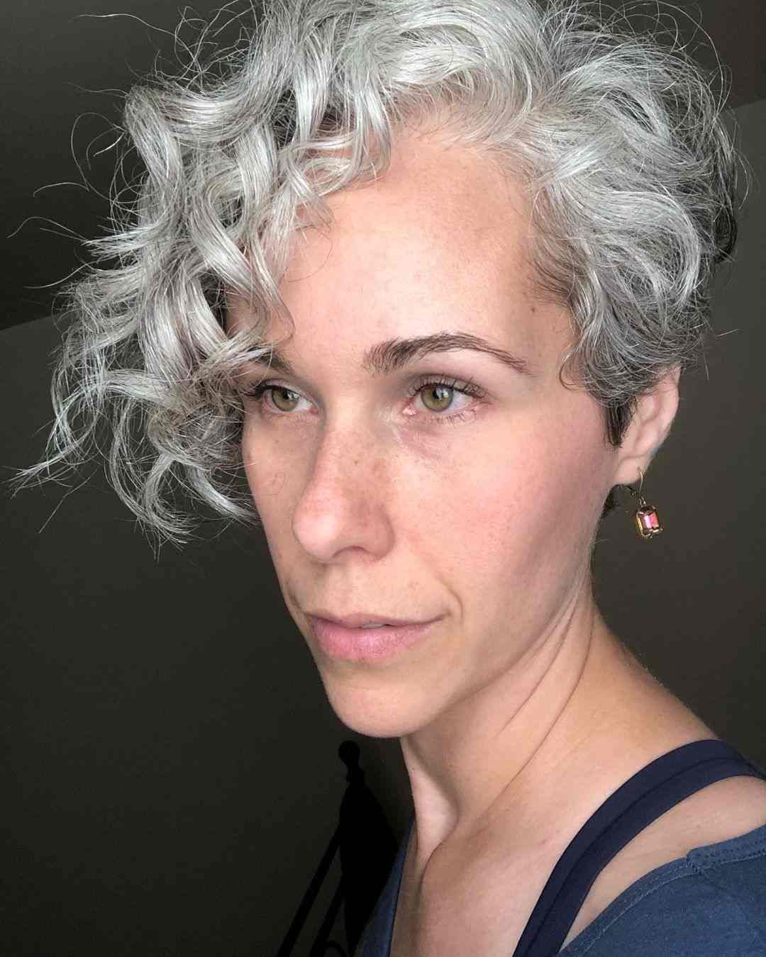 coiffure tendance pour cheveux gris bouclés 