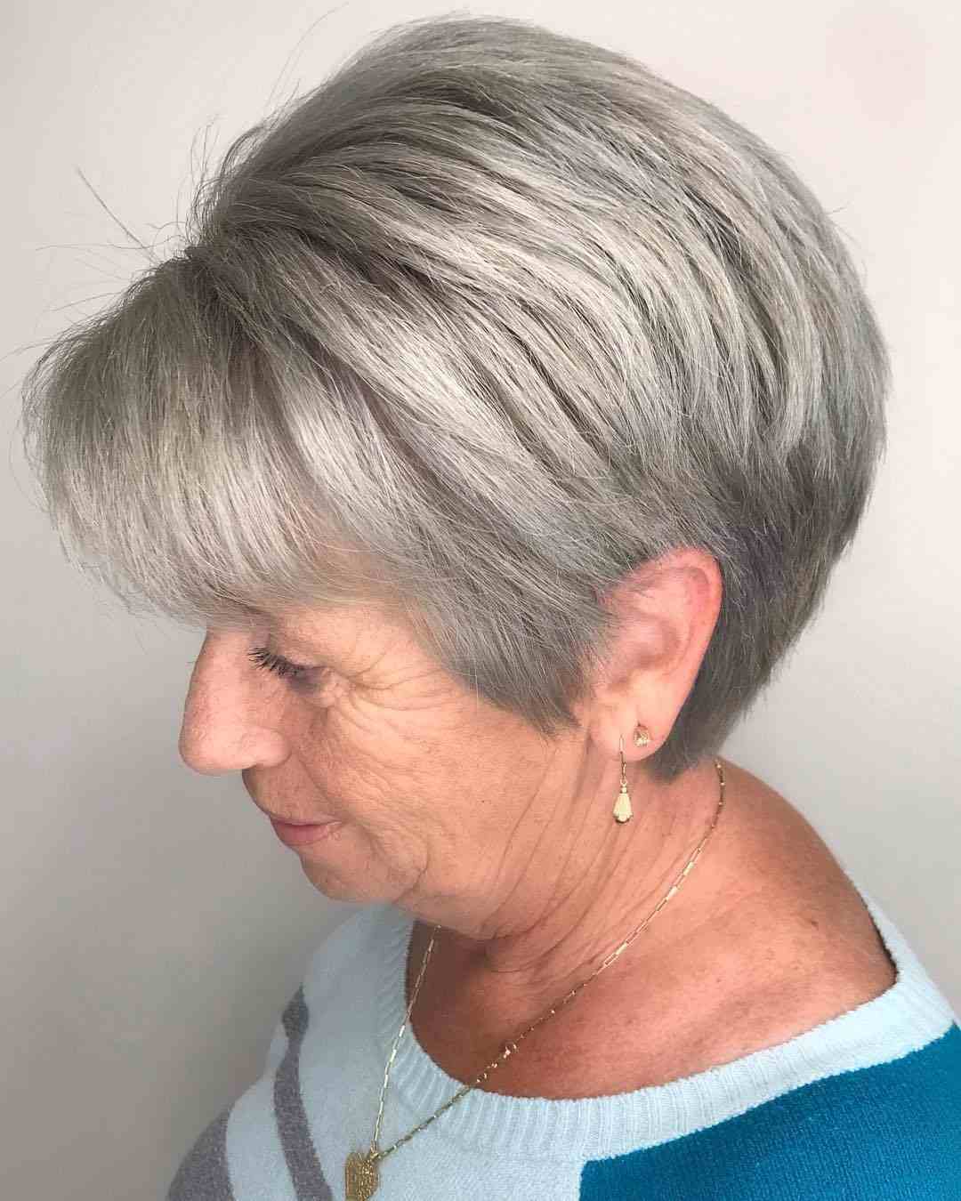 coiffure moderne pour cheveux gris femme 