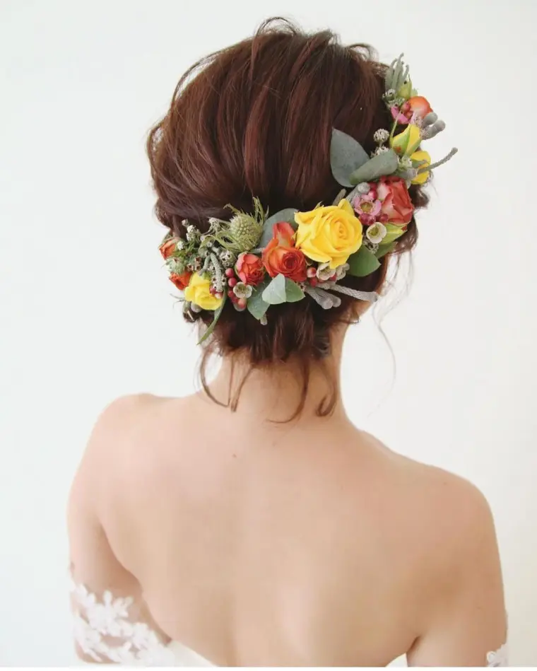 coiffure de mariée avec fleurs décoratives 