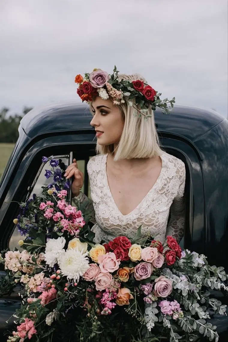 coiffure mariage cheveux carrés idée avec couronne de fleurs