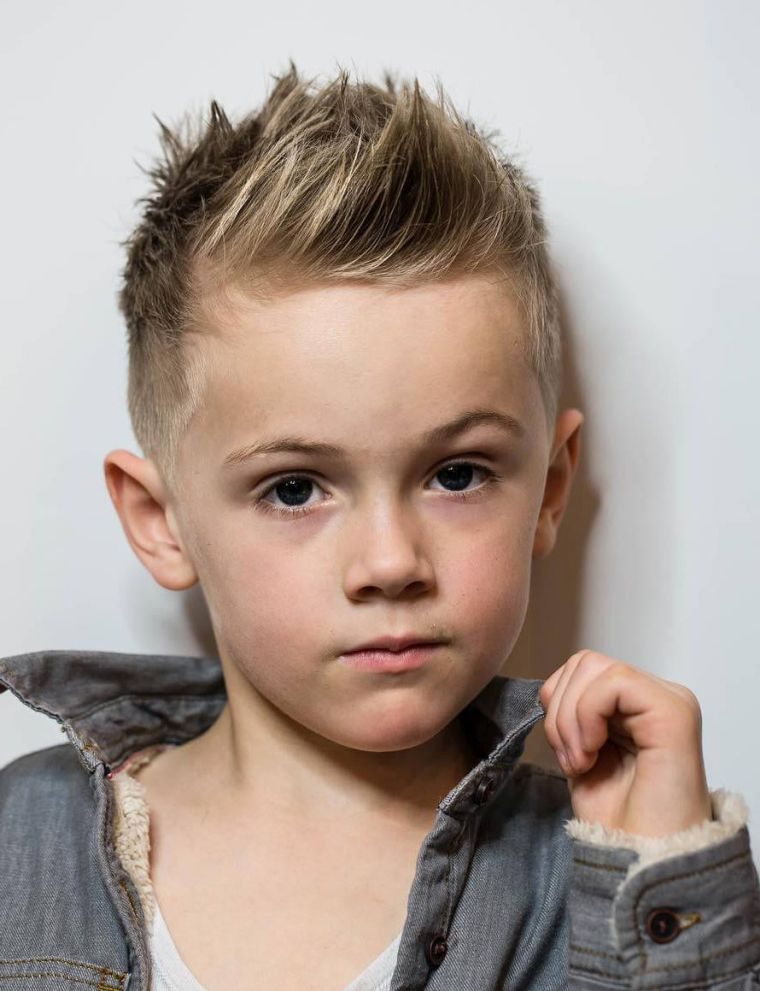 coiffure petit garçon 2022 : faux hawk moderne