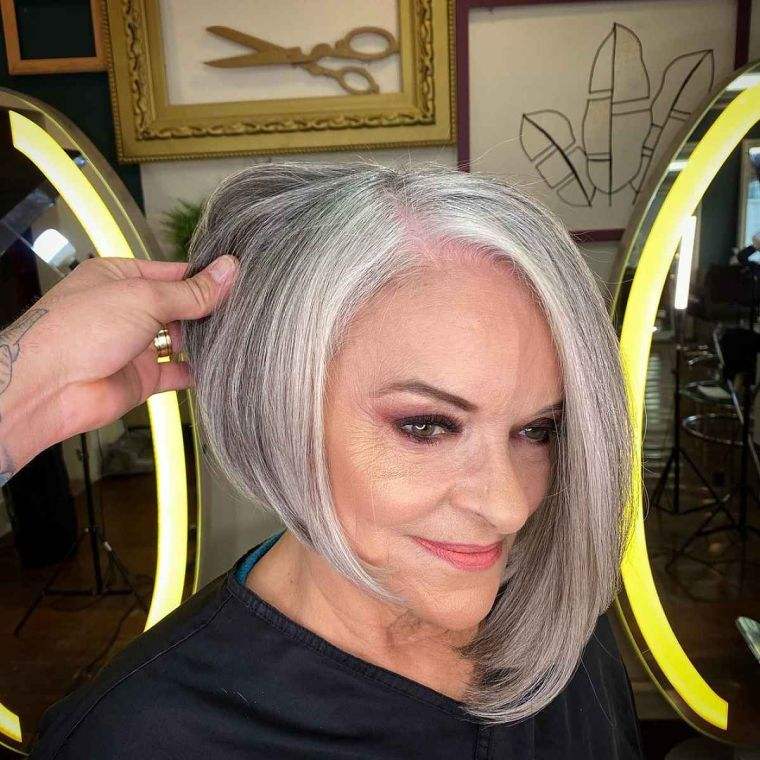 coiffure bob pour femme de plus de 60 ans aux cheveux gris