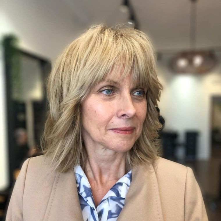 coiffure pour femme de 60 ans avec frange angulaire 
