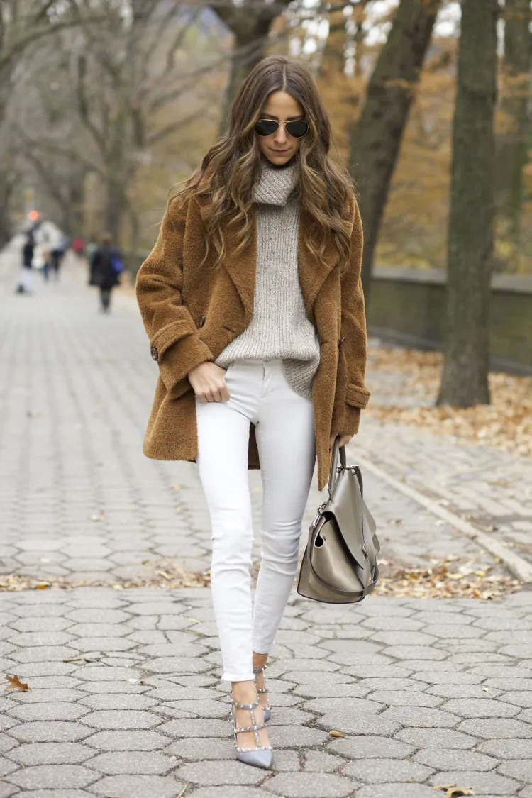 comment porter le jean blanc en hiver manteau marron