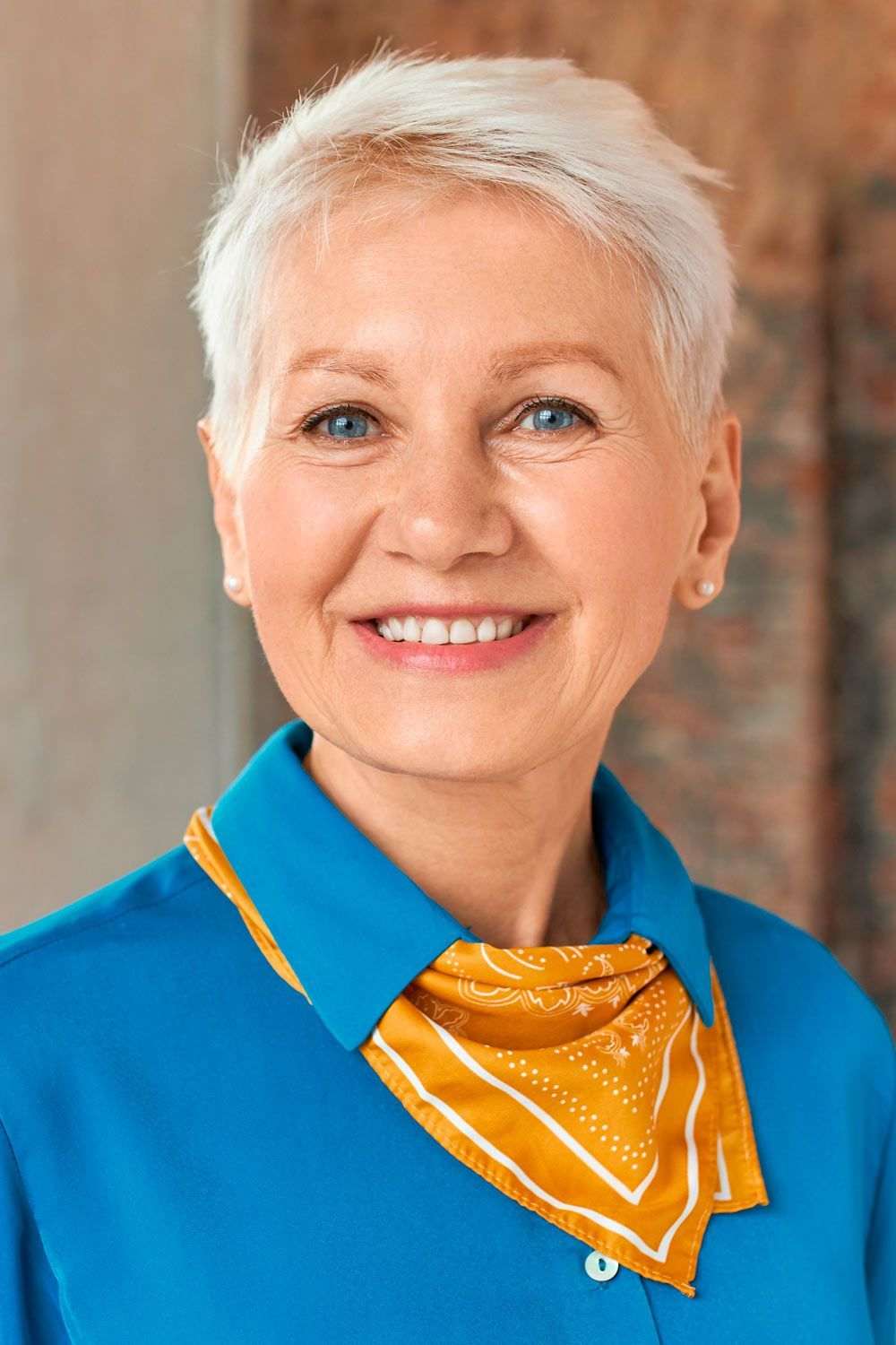 coupe de cheveux court pour femme de 60 ans 2022 : pixie pour cheveux blancs 