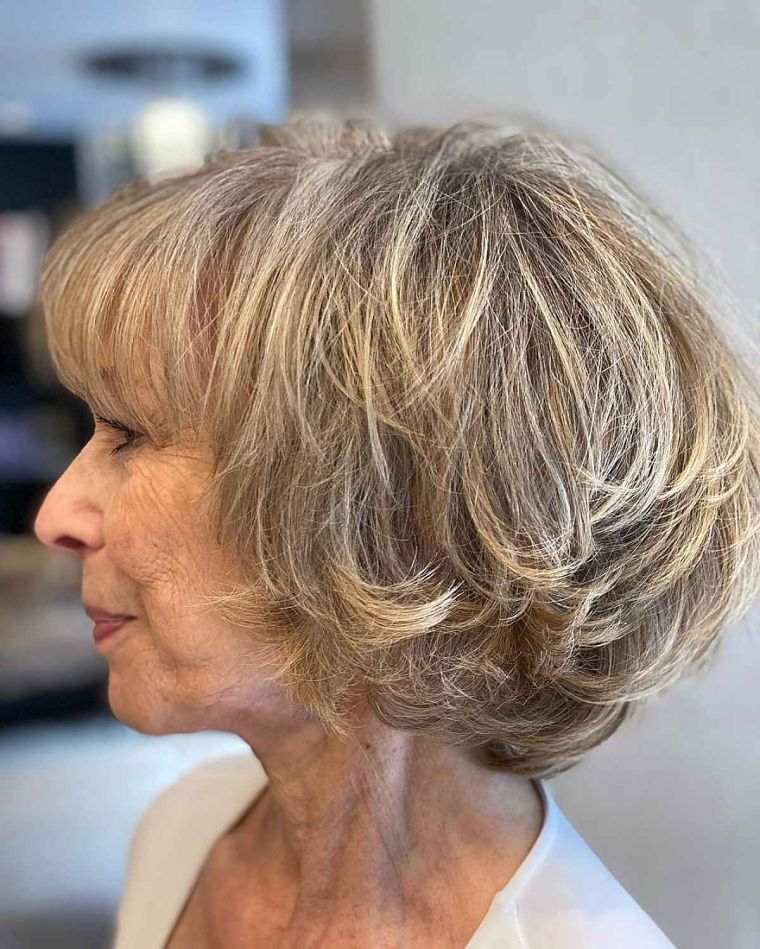 coupe de cheveux élégante femme 50 ans 2022