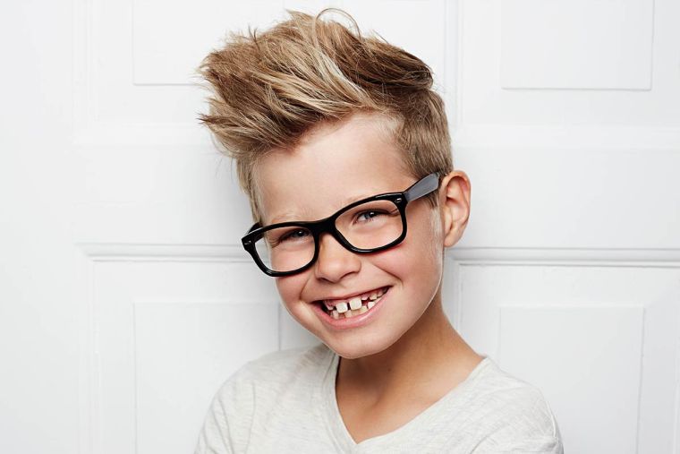 coupe petit garçon 2022 moderne avec lunettes