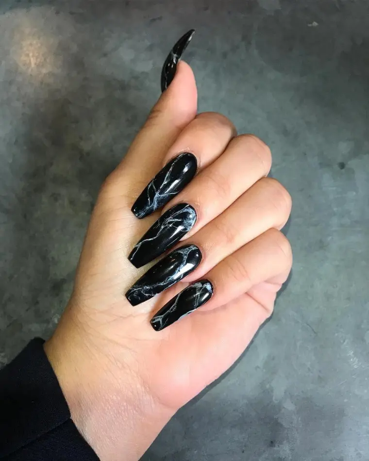 ongles effet marbre en noir